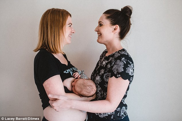 Những bức ảnh riêng tư này của cặp đôi Claire Eden-McIlroy, 29 tuổi, và Steph Eden-McIlroy, 26 tuổi cùng với con gái 4 tuần tuổi LJ của họ do nhiếp ảnh gia người Australia Lacey Barratt chụp.