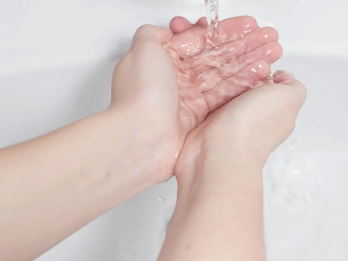 Làm mát các điểm có mạch đập: Làm mát một số phần cơ thể nhất định sẽ làm bạn cảm thấy mát hơn ngay lập tức. Chẳng hạn như có thể cho một chiếc ăn ẩm vào ngăn đá rồi lấy ra quấn quanh cổ tay, quấn quanh cổ, đặt phía sau đầu gối hoặc mặt trong của khuỷu tay để làm mát nhanh chóng.