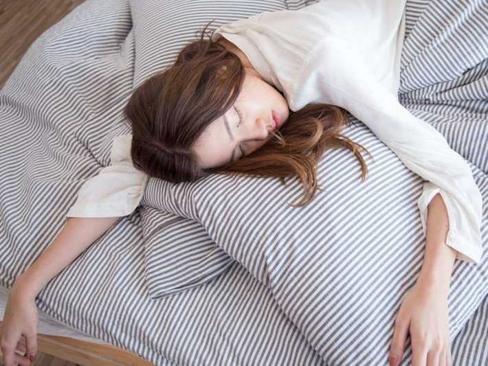 Đầu tư một chiếc gối làm mát: Một số nhà sản xuất đã bắt đầu bán sản phẩm gối làm mát để giữ cho đầu không bị nóng trong khi ngủ. Tuy giá thành có hơi cao nhưng để có thể mát mẻ cả đêm thì đó cũng là một sự đầu tư xứng đáng cho cách làm mát trong ngày hè này.