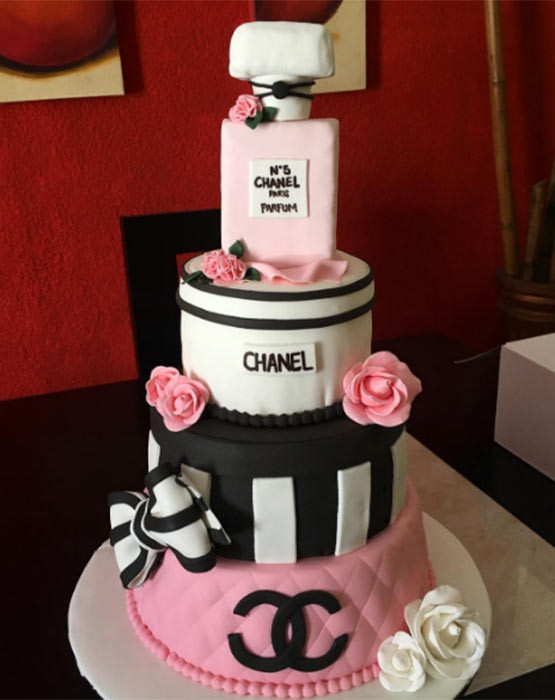 Chiếc bánh lấy cảm hứng từ nhãn hiệu Chanel này sẽ khiến sinh nhật của bất kỳ fashionista nào trở nên đặc biệt.