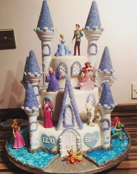 Dù ở tuổi nào thì những chiếc bánh sinh nhật chủ đề Disney vẫn được nhiều người yêu thích. Ngoài phần chính có hình lâu đài được trang trí lấp lánh thì phần rìa của bánh giống như một đường hào bao quanh.
