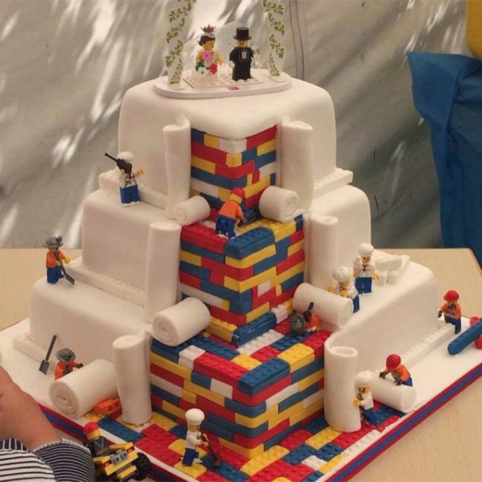 Những người thích trò chơi lego có thể lấy ý tưởng từ chiếc bánh đẹp mê mẩn này. Có thể đặt vài đồ chơi lego xung quanh chiếc bánh để tạo hiệu ứng.