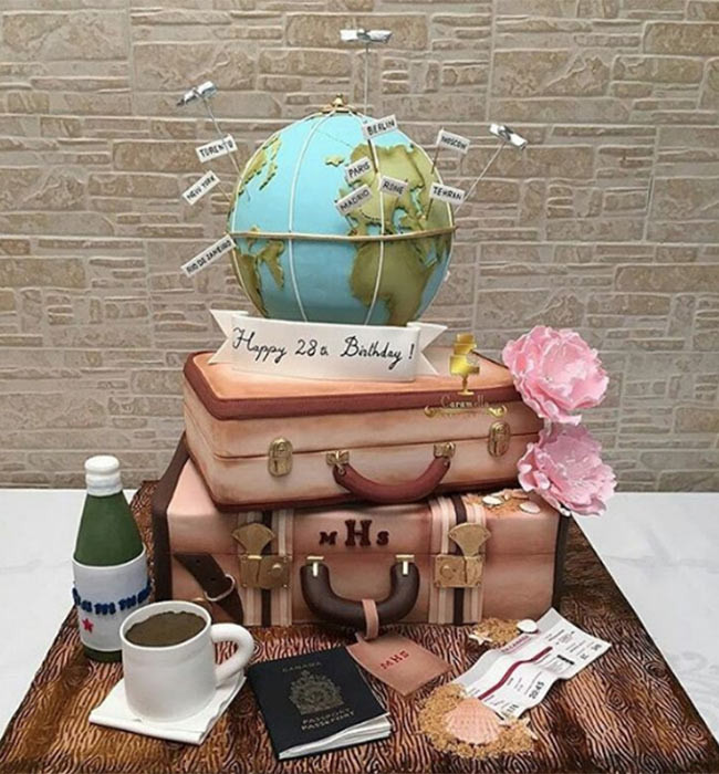 Nếu muốn tìm một chiếc bánh sinh nhật đẹp hoàn hảo cho người thích đi du lịch thì hãy lấy ý tưởng từ chuyến đi “ngon mắt” gồm những thứ mà bất kỳ chân đi nào cần như hộ chiếu, va ly…