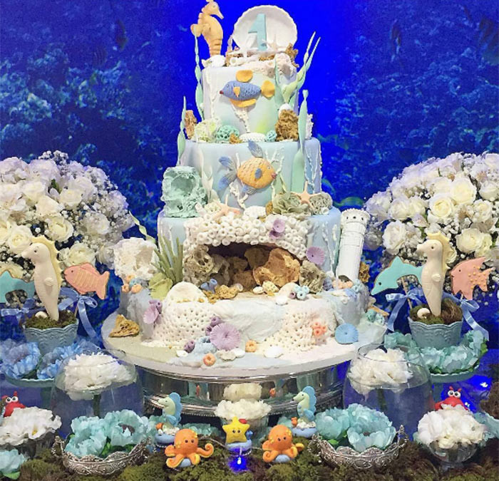 Mang chủ đề “dưới đáy đại dương”, mẫu bánh ngọt đẹp này khiến những người làm bánh có tay nghề cũng phải cảm thấy xấu hổ. Quần thể dưới đáy biển này gồm có những con cá đầy màu sắc đến ốc sò và cả một chiếc hang bí mật.