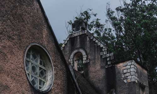 Lớp trầm tích của thời gian với mái ngói phủ rêu, những dãy hành lang âm u, lối đi mọc đầy cỏ dại... đã khiến tu viện bỏ hoang này được phủ lên sắc màu cổ kính.