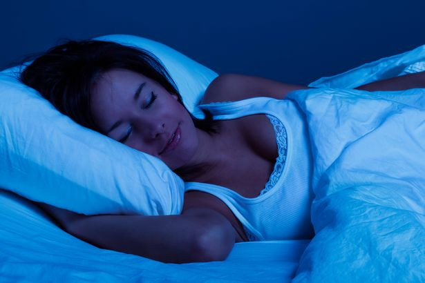 Tuần 2 – ngủ: Khi bạn ngủ không đủ giấc thì ngày hôm sau lượng hormone gây stress cortisol sẽ tăng lên. Điều này có nghĩa là khả năng bạn sẽ thèm ăn đồ ngọt, dễ cáu gắt và chọn đồ ăn bừa bãi, ảnh hưởng đến cân nặng và các hoạt động chức năng. Vì vậy tuần này cần hạn chế sử dụng các thiết bị điện tử khi đi ngủ, chú ý tới ánh sáng, tránh xa đồ uống có caffein.