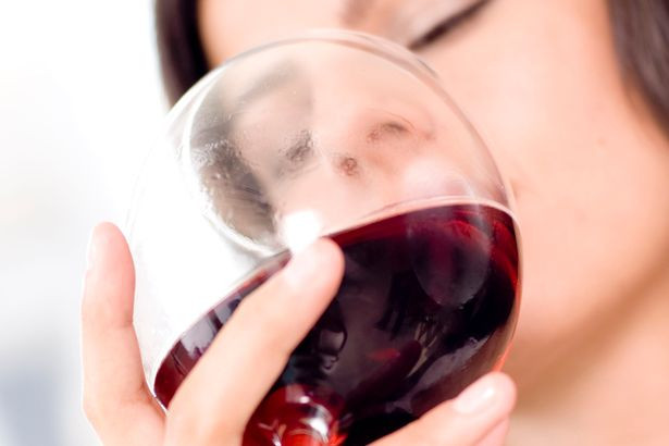 Tuần 1 – ăn: Mục tiêu đầu tiên của bạn khi muốn trẻ hơn tuổi thật là phải giảm được tình trạng viêm sưng của cơ thể do đường, gluten và sữa gây ra. Bạn cần thay đổi chiến dịch ăn uống như sau: ăn rau xanh ít nhất mỗi ngày một bữa, cá béo (cá hồi) 2 tuần/lần, nấu ăn bằng dầu nguyên chất, dầu hữu cơ hoặc dầu dừa. Cẩn trọng khi lựa chọn đồ uống có cồn vì khả năng có nhiều phụ gia và đường., không ăn trước khi đi ngủ, bữa ăn cuối và giờ ngủ cách nhau 3 tiếng. Tất cả những điều này sẽ khiến bạn giảm cân nhanh hơn.