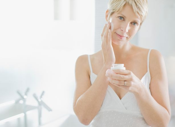 Tuần 5 – chăm sóc da mặt: Trung bình một phụ nữ dùng khoảng 515 loại hóa chất lên da mỗi ngày, chủ yếu là hương thơm và chất khử mùi. Những độc tố này sẽ làm tăng tốc độ lão hóa vì làm hỏng các ty thể khiến da chảy xệ và nhăn nheo.