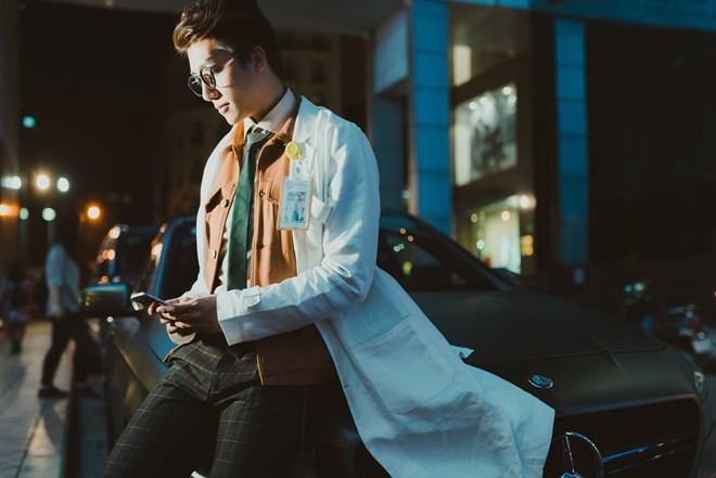 Sau khi hình ảnh xuất hiện trên một diễn đàn dành cho giới trẻ Việt, chàng bác sĩ hot boy Hà thành - Trần Vũ Quang - nhanh chóng “lọt vào tầm ngắm” của nhiều cô gái.