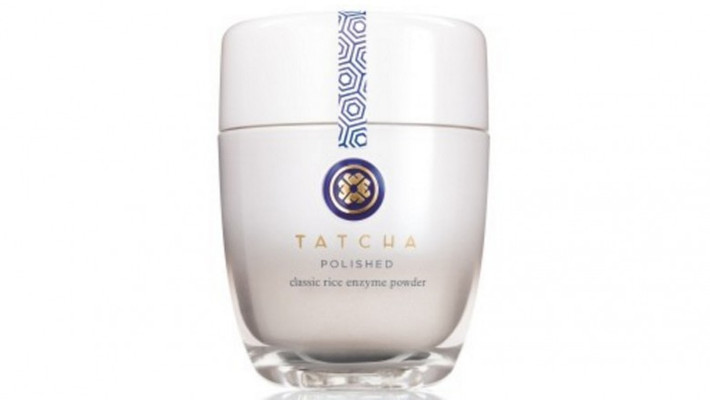 Bột Tatcha là một sản phẩm làm đẹp với thành phần gồm có những loại trà xanh tốt nhất, tảo đỏ Okinawa và cám gạo. Đây chính là bí quyết làm đẹp của các nàng geisha. Loại bột này khi cho nước vào thì được kích hoạt, khi bôi lên mặt thì sẽ khiến da mềm như da em bé. (Nguồn ảnh: The List)