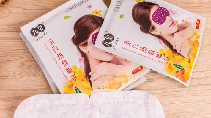 Mặt nạ hơi nước bằng giấy: Tác dụng của mặt nạ này là làm dịu và trẻ hóa vùng mắt và da xung quanh mắt. Mặt nạ tuy khô nhưng hoạt động như một chiếc mặt nạ hơi nước với tinh chất khuynh diệp, có tác dụng làm cho mắt hết căng thẳng sau khi sử dụng các thiết bị điện tử quá nhiều.
