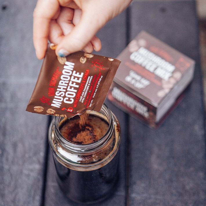 Cà phê nấm là một loại đồ uống đáng để thử dù bạn có chịu được caffein hay không. Để chế biến loại cà phê này, người ta dùng nấm khô matsutake luộc lên rồi chiết lỏng – vì nấm phải nấu chín thì mới có giá trị dinh dưỡng – nhờ vậy cà phê thu được không chỉ ngon mà còn có thêm nhiều chất dinh dưỡng và chất khoáng.