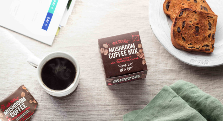 Mỗi ly cà phê nấm chỉ chứa khoảng 40mg caffein – chỉ bằng một nửa lượng caffein có trong một ly cà phê tiêu chuẩn. Công ty sản xuất ra loại đồ uống nửa cà phê nửa nấm này đã khẳng định đây là loại cà phê tốt cho sức khỏe nhất thế giới, có tác dụng tăng công suất hoạt động của não mà không kèm theo tác dụng phụ là làm người uống mất tập trung như khi uống quá nhiều các loại cà phê thông thường khác.