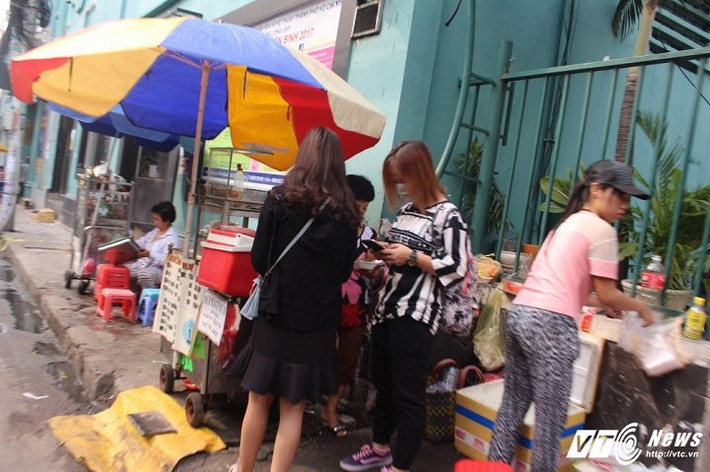 Hàng rong vẫn kinh doanh trên vỉa hè bất chấp lệnh cấm. (Ảnh: Quang Anh)