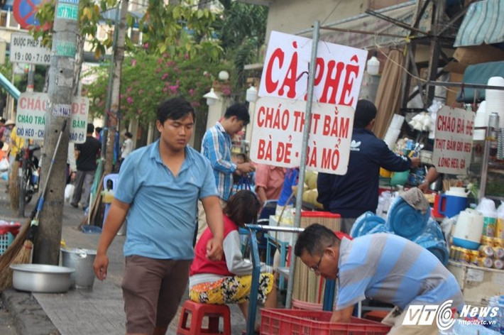 Cụ thể, tại đoạn đường Phạm Viết Chánh, Phạm Ngũ Lão, nhiều ô tô, xe máy vẫn ngang nhiên đậu xe dưới lòng đường, trên vỉa hè gây cản trở giao thông. Cũng tại đây, nhiều nhà hàng, hàng rong vẫn chiếm dụng vỉa hè để kinh doanh, buôn bán.