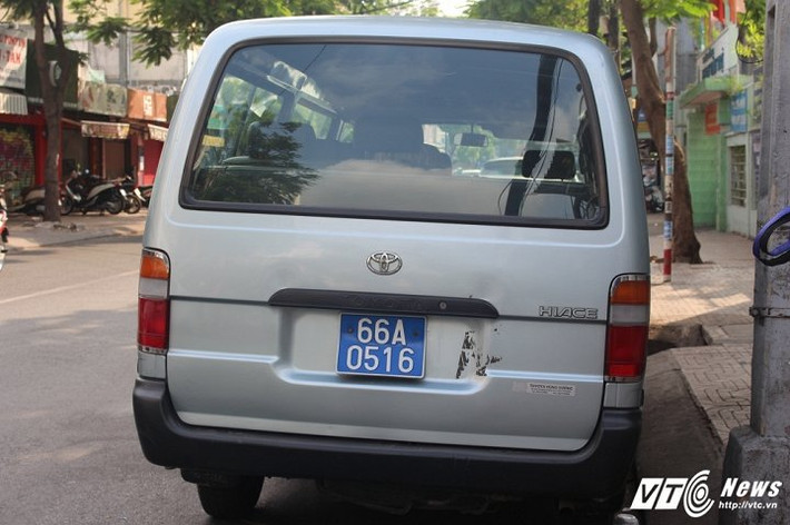 Xe biển xanh đậu trên đường Phạm Viết Chánh. (Ảnh: Quang Anh)