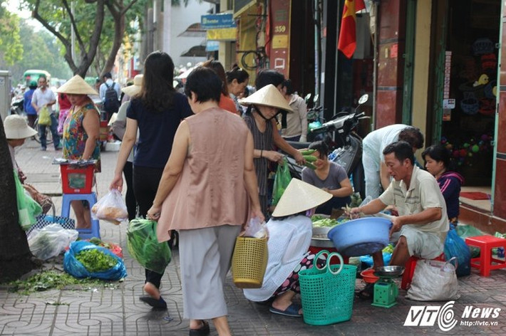Người đi bộ luồn lách qua đường. (Ảnh: Quang Anh)