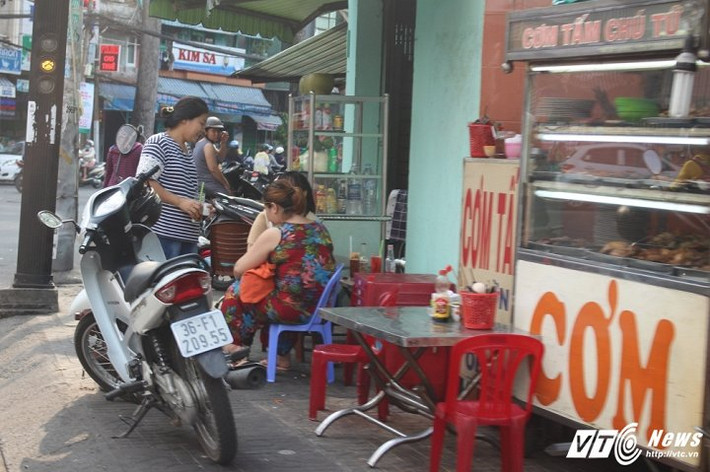 Quán cơm không cho người đi bộ một chút đường đi nào. (Ảnh: Quang Anh)