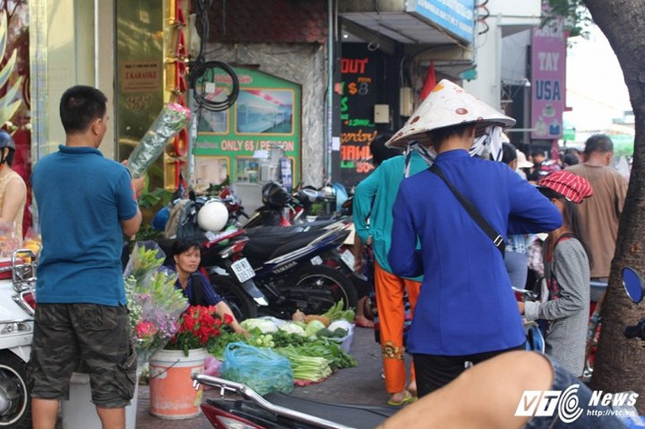 Bày hàng bán ngay trên vỉa hè đường Phạm Ngũ Lão. (Ảnh: Quang Anh)