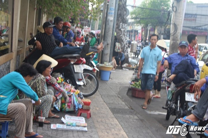 Nhiều hàng quán tại đường Cống Quỳnh chiếm dụng vỉa hè để kinh doanh. (Ảnh: Quang Anh)
