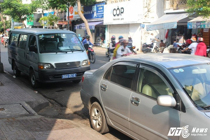 Ngang nhiên đậu xe dưới lòng đường. (Ảnh: Quang Anh)
