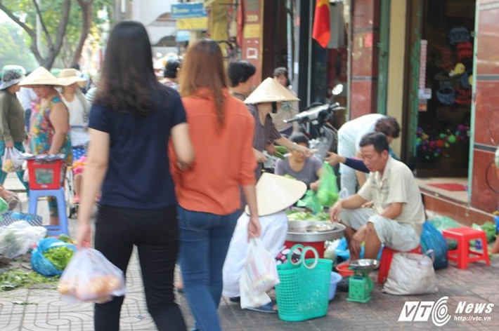 Khu chợ trên vỉa hè của người bán hàng rong. (Ảnh: Quang Anh)
