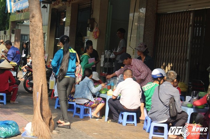 Đặc biệt, tại đường Cống Quỳnh (gần bệnh viện Từ Dũ), tình trạng chiếm dụng vỉa hè, lòng đường để kinh doanh, buôn bán diễn ra rầm rộ.