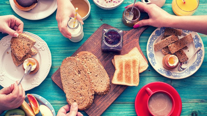 Chúng ta được nghe nói rất nhiều lần rằng bữa sáng là bữa ăn quan trọng nhất trong ngày nhưng đến tận thế kỷ 19, bữa sáng mới thực sự trở thành một thói quen sinh hoạt và theo thời gian những món ăn sáng như trứng, cà phê, trà mới trở thành món ăn tiêu chuẩn.