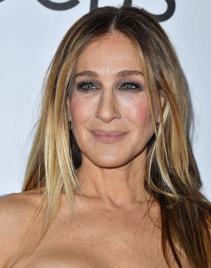 Diễn viên Jessica Parker là người rất chịu khó thay đổi kiểu tóc. Nhưng dù để tóc xoăn hay thẳng, ngắn hay dài thì cô vẫn giữ chân tóc của mình nguyên màu nâu gốc để khi chân tóc mọc dài ra không ảnh hưởng gì đến mái tóc.