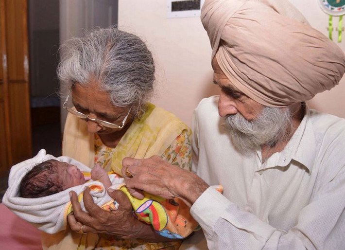 Bà Kaur đã 72 tuổi, còn chồng bà đã 79 tuổi. Hai vợ chồng tình cờ thấy một quảng cáo về thụ tinh ống nghiệm nên quyết định thử một lần.