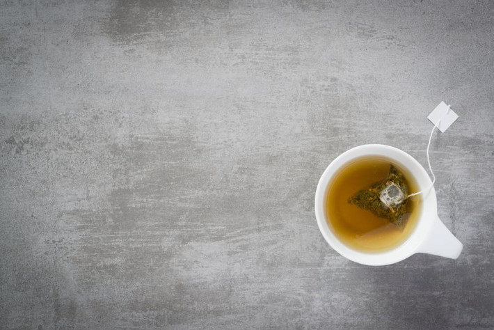 Thời gian ngâm túi trà trong nước ngoài tùy thuộc vào khẩu vị của từng người còn tùy thuộc vào từng loại trà khác nhau. Những người thích uống trà đặc và đắng thì có thể ngâm lâu nhưng không nên quá 5 phút. (Ảnh: thesun)