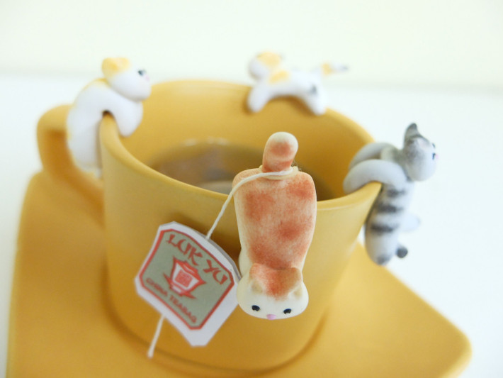 Nhưng câu hỏi mà không phải ai cũng trả lời được trong các cách pha trà túi lọc chính là ngâm túi trà lâu trong nước có thì có sao không?. Thực tế, chúng ta không cần quá quan tâm đến việc ngâm trà lâu trong nước có ảnh hưởng gì tới sức khỏe hay không vì điều này chẳng có hại gì. (Ảnh: Pinterest)
