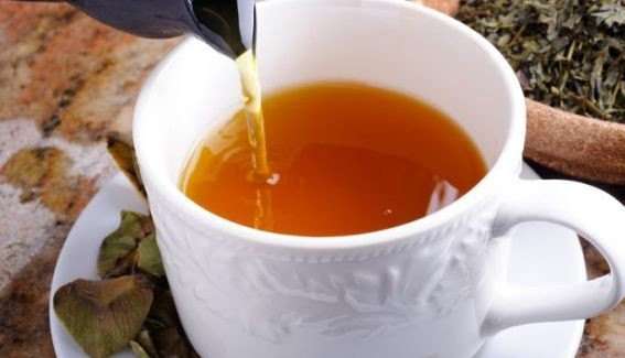 Cách pha trà túi lọc đúng nhất như sau: Đầu tiên cho túi trà vào cốc và đổ 200ml nước nóng vào. Sau tối đa 5 phút, lấy túi trà ra và cho vào khoảng 10ml sữa, thêm đường nếu muốn. Để cho cốc trà nguội bớt trong khoảng 6 phút xuống nhiệt độ 60 độ C là tốt nhất. Nếu để lâu quá cốc trà sẽ nguội và uống không ngon. (Ảnh: linkedln)