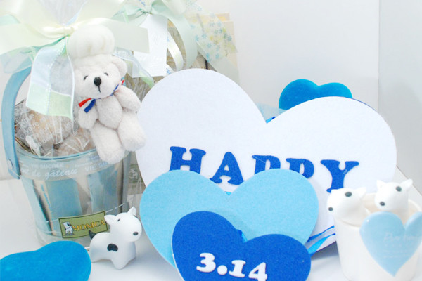 Một cô gái hài hước tâm sự: “Vào ngày 14/2, mình chỉ cần ra một cửa hàng bánh nhỏ mua vài cái bánh rẻ tiền, cho vào lò nướng qua một chút, rồi rắc thêm một ít đồ trang trí cũng không đắt lắm, sau đó cho vào hộp rồi mang tặng khoảng 8 chàng trai. Thế là yên tâm đến ngày 14/3 mình sẽ nhận được vô số thứ hay ho”.