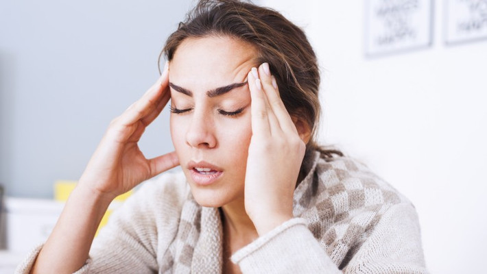 Những người bị đau đầu kinh niên biết rất rõ rằng mỗi khi thay đổi thời tiết họ thường bị đau đầu hoặc đau nửa đầu. Họ nên chú ý đến thời tiết để có biện pháp đề phòng sẵn, khi cần thì xử lý được ngay.
