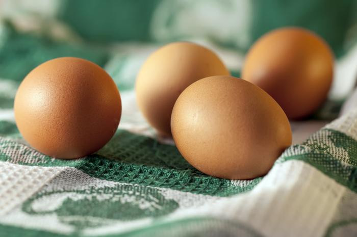 Loại trứng tốt cho tim mạch phải là trứng hữu cơ từ gà vịt thả rông thì mới giàu omega-3 và không chứa nhiều chất béo như trứng gà công nghiệp.