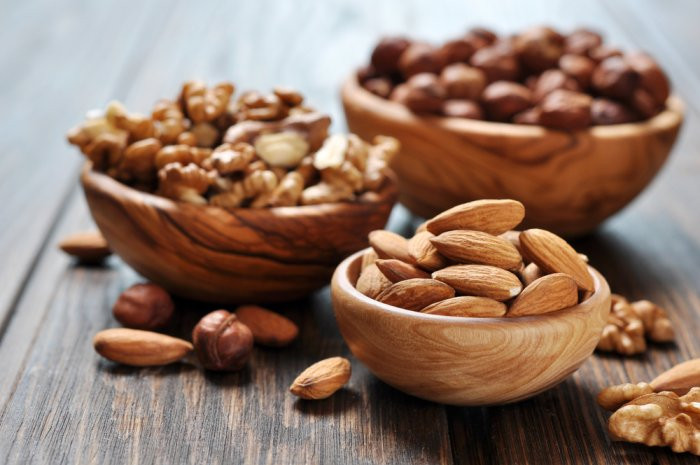 Các loại quả hạch như hạnh nhân, óc chó, hạt dẻ… đều chứa rất nhiều chất xơ và chất béo tốt cho tim mạch.