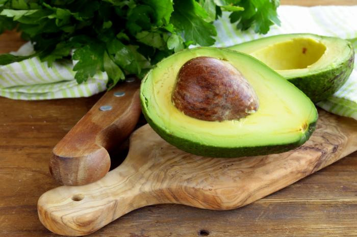 Quả bơ chứa nhiều chất béo tốt cho sức khỏe nên có thể giảm lượng cholesterol. Các chất béo có lợi trong quả bơ còn giữ cho cholesterol không bị oxy hóa gây tắc nghẽn mạch máu.