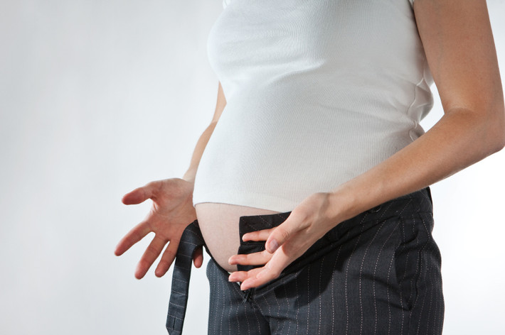 Mặc quần áo quá chật: Thủ phạm chính khiến bạn mọc mụn ở mông chính là quần áo chật vì vi khuẩn và mồ hôi bị kẹt ở da và da không có chỗ để thở. Nếu bạn là người nghiện mặc những bộ đồ ôm sát thì cách để làm giảm bớt những dấu hiệu này là khi về đến nhà thì thay quần áo ra ngay. Hoặc bạn cũng có thể đổi đồ lót từ chất liệu sợi tổng hợp sang cotton để vòng 3 được thông thoáng hơn. 