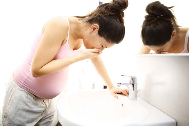 Đinh hương còn có thể điều trị chứng ốm nghén. Lấy khoảng 10 nụ đinh hương trộn với nghệ và đường thốt nốt trộn với nước. Uống hỗn hợp này 2 lần mỗi ngày là ốm nghén sẽ giảm.