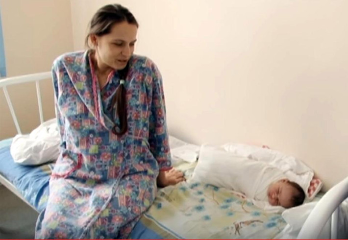 Các bác sĩ tại một bệnh viện Serbia đã rất vui mừng khi cùng mẹ vượt cạt thành công đón bé kỳ diệu Veronika (có nghĩa là niềm tin vào chiến thắng) chào đời nặng 4,1kg và dài 56cm.