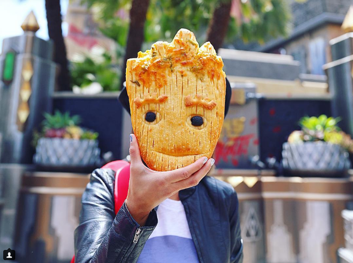 Bánh mì Groot có hai loại: bột nhào chua kết hợp jalapeño cheddar và bánh chay. Phần mắt của bánh mì Groot là hai quả oliu, còn phần tóc trên đầu thì lại làm từ jalapeño cheddar. Đây là sự kết hợp hoàn hảo để cho ra một chiếc bánh mì vừa dễ thương vừa ngon miệng. Những người không thích jalapeño cheddar thì có thể ăn phiên bản Groot chay rất mộc mạc. (Ảnh: Insider)
