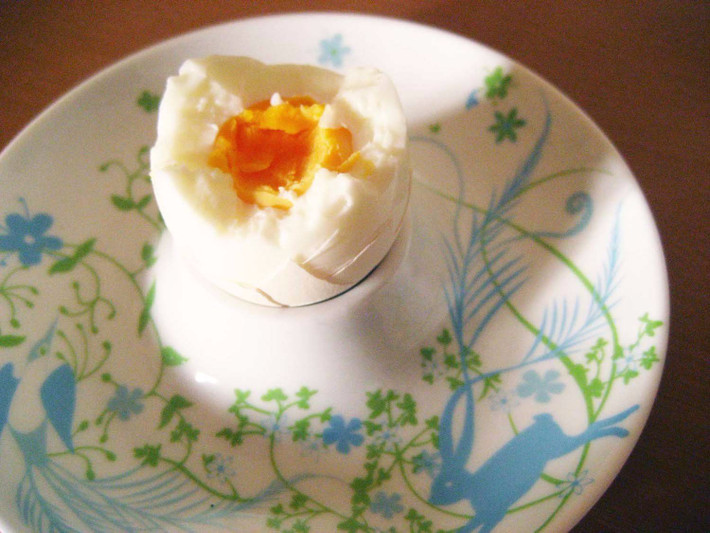 Luộc: Đây là cách làm món trứng đơn giản nhất và nhanh nhất đồng thời cũng là một trong những cách tốt cho sức khỏe nhất. Khi luộc trứng thì lòng đỏ còn nguyên nên giá trị dinh dưỡng không bị mất.