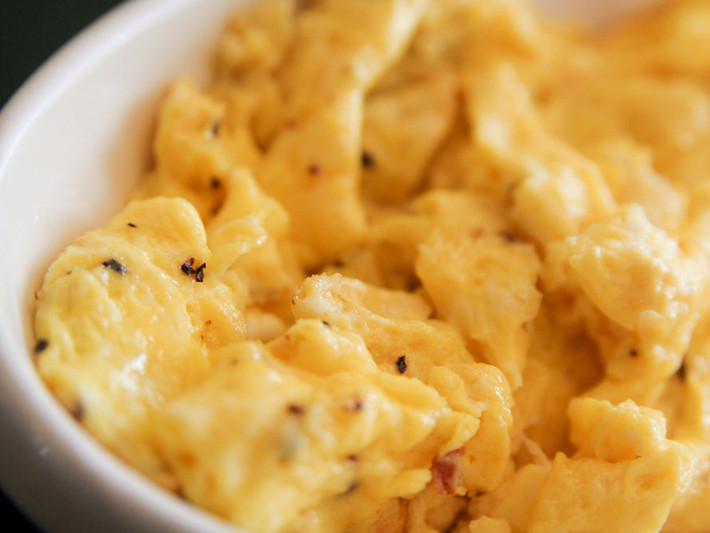 Đảo: So với trứng luộc thì lượng calo, chất béo và cholesterol trong trứng đảo tương đương nhau. Nếu bạn muốn giảm lượng calo khi ăn trứng thì tách riêng lòng đỏ khỏi lòng trắng và chỉ chế biến lòng trắng.