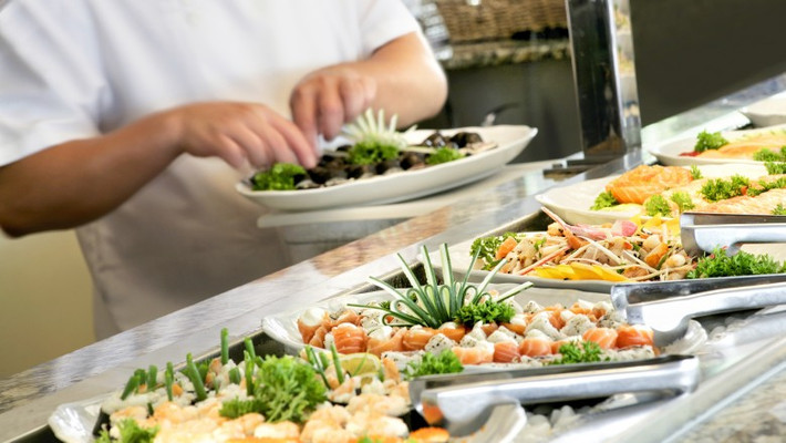 Sushi: Rất nhiều nhà hàng buffet có món sushi nhưng liệu cá sống tại một nơi mà bạn có thể ăn bao nhiêu tùy thích liệu có bảo đảm? Lời khuyên là bạn đừng nên động vào. Để hải sản sống không gây bệnh thì điều quan trọng là hải sản phải tươi và quy trình xử lý đúng bởi đầu bếp giàu kinh nghiệm. Đây là hai điều rất khó thực hiện với so với cái giá bạn phải trả để đi ăn buffet.
