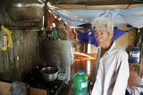 Ông kể, sinh ra và lớn lên ở Cà Mau nên từ nhỏ đã quen với cuộc sống miền sông nước, quen với cảnh bắt cá. 20 năm trước, gia đình lên Sài Gòn lập nghiệp, ông cũng làm đủ thứ nghề từ chạy xe ôm, phụ hồ đến xích lô. Khi con cái đã lập gia đình, ông đến khu vực đầm lầy này thuê 20 triệu đồng/năm của chủ đất để dựng chòi ở.