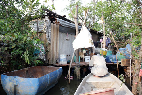 Các con của ông Phương ban đầu không đồng ý cho cha ở trên “ốc đảo” nhưng sau đó đành chấp nhận. “Các con cũng muốn tôi về sống cùng để chăm sóc về già nhưng tôi không chịu, vì sống ở đây quen rồi”, ông Phương nói.