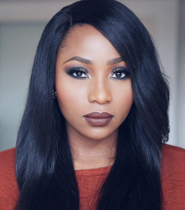 Nigeria: Kiểu trang điểm năm mới này cũng do một blogger người Nigerial là Chidimma Umeh gợi ý. Mắt khói ánh kim và son môi màu nâu tạo vẻ ngoài ấn tượng cho làn da màu sẫm.