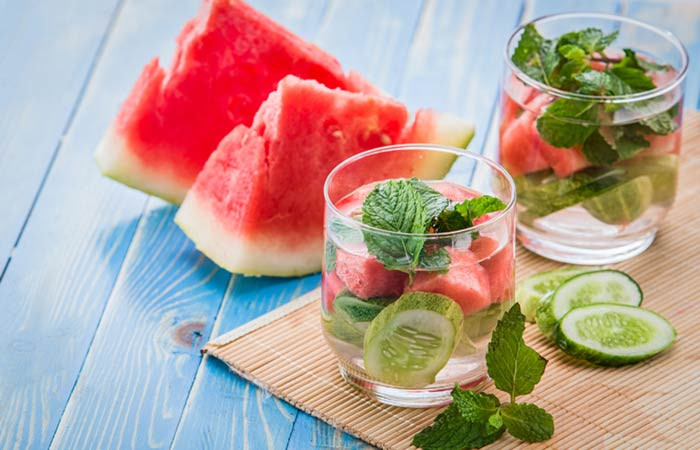 Nước dưa chuột dưa hấu: Khi pha dưa hấu với nước dưa chuột, bạn cho thêm một ít lá bạc hà và muối tiêu. Chất citrulline có trong cả hai loại dưa sẽ giúp thận đẩy nước tiểu ra ngoài.