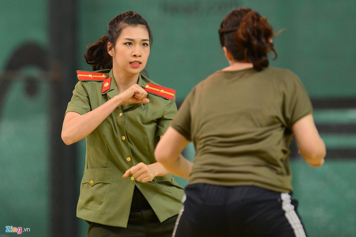 Thiếu uý Dương Thu Giang (Tổng cục an ninh) là một trong những gương mặt khả ái của hội thi năm nay. Giang đang tham gia phần thi đối kháng đa luyện.